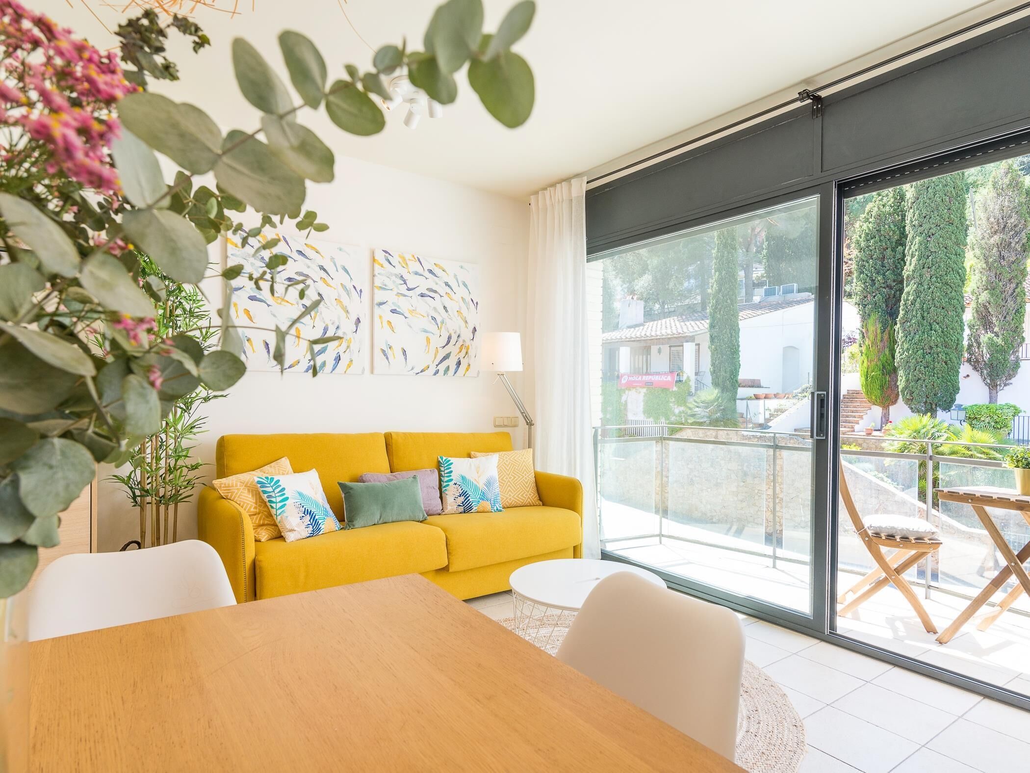 Televisie, een dvd-speler en een stereo