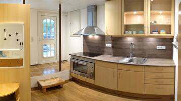 Kühlschrank, Ofen, Herdplatte, Wasserkocher mit Kaffee-/Teezubehör