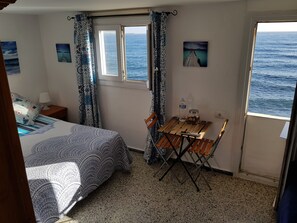 Familie vierpersoonskamer, gemeenschappelijke badkamer, uitzicht op zee | Uitzicht vanuit de kamer