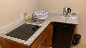 A compact kitchen with a built-in stovetop, sink, and dishwasher. - Mid Town Loaf rental (San Pedro)