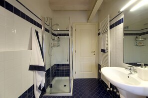 Douche, séchoir à cheveux, bidet, serviettes fournies