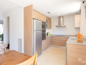 Kühlschrank, Mikrowelle, Ofen, Geschirrspüler
