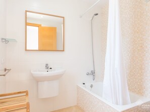 Badewanne, Haartrockner, Handtücher