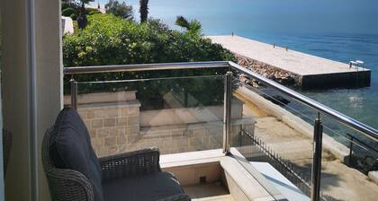 Wasserlinie Eigentum mit atemberaubender Aussicht und privatem Pool!