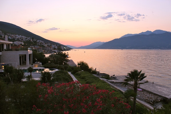 A coastal hotel with a pool, landscaped gardens, and a view of the sea and mountains. - Waterline property with breathtaking views and pool (Krašići)