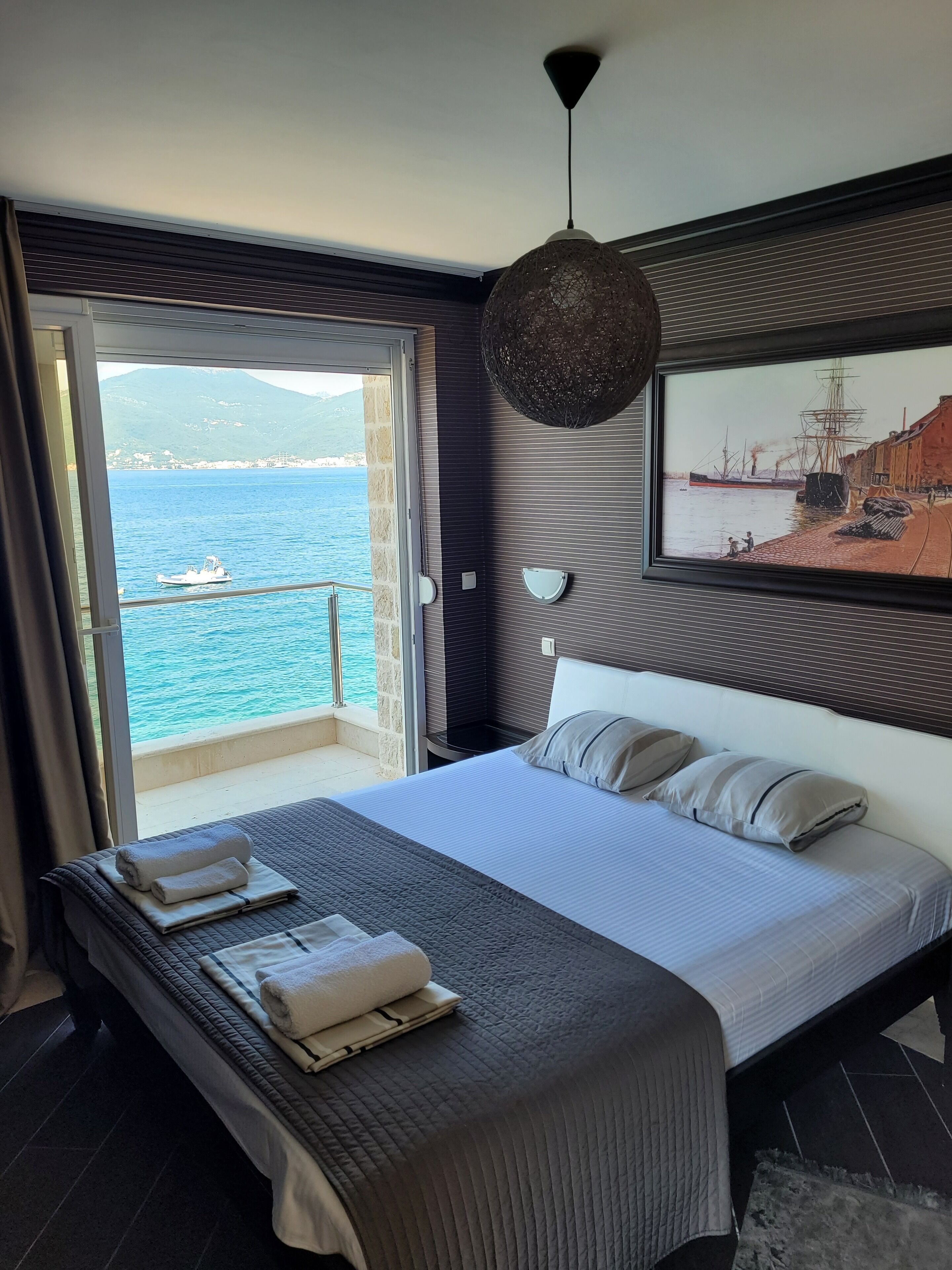 2 bedrooms, in-room safe, desk, iron/ironing board