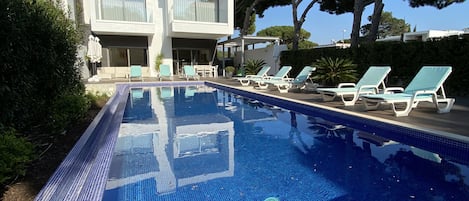 Utomhuspool och uppvärmd pool