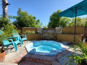 Outdoor spa tub - Gilligan's Island Temecula- Top Rated on Google-Tropical Paradise- Spa- MiniGolf (Temecula)