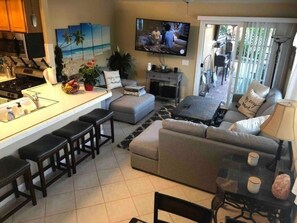 Televisión, chimenea, videojuegos y biblioteca musical 