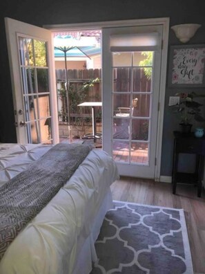 4 bedrooms, iron/ironing board, travel cot, free WiFi - Gilligan's Island Temecula- Top Rated on Google-Tropical Paradise- Spa- MiniGolf (Temecula)