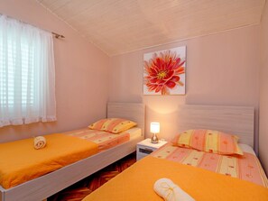 3 bedrooms, internet, bed sheets