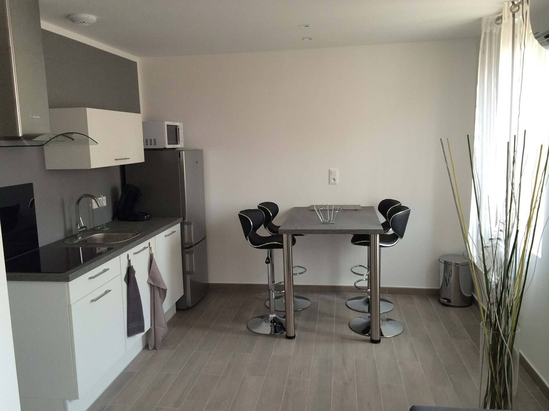 電子レンジ、食器洗い機、コーヒー / ティーメーカー、調理器具と食器