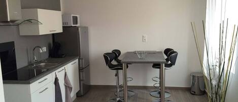 Mikrowelle, Geschirrspüler, Wasserkocher mit Kaffee-/Teezubehör