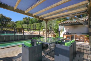 Outdoor dining - Near the beach, villa 8 persons with a pool and air-conditioned bedrooms. (GRIMAUD)