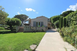 Exterior - Near the beach, villa 8 persons with a pool and air-conditioned bedrooms. (GRIMAUD)