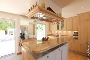 Fridge, microwave, oven, dishwasher - Near the beach, villa 8 persons with a pool and air-conditioned bedrooms. (GRIMAUD)