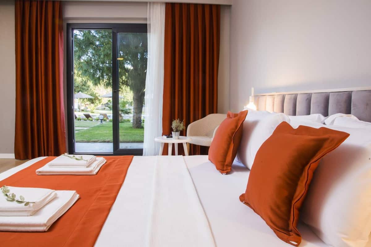 standard double room, garden view | 1 bedroom, minibar, in-room safe, desk