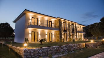 Boendets fasad - kväll/natt