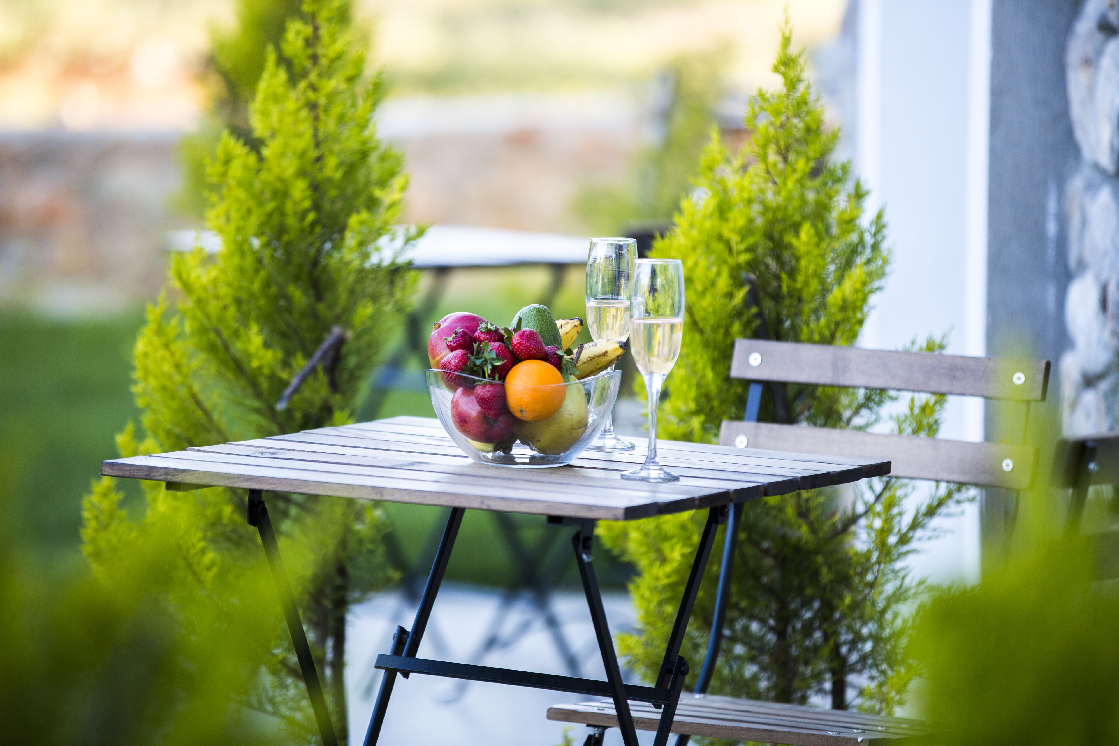 breakfast, lunch and dinner served