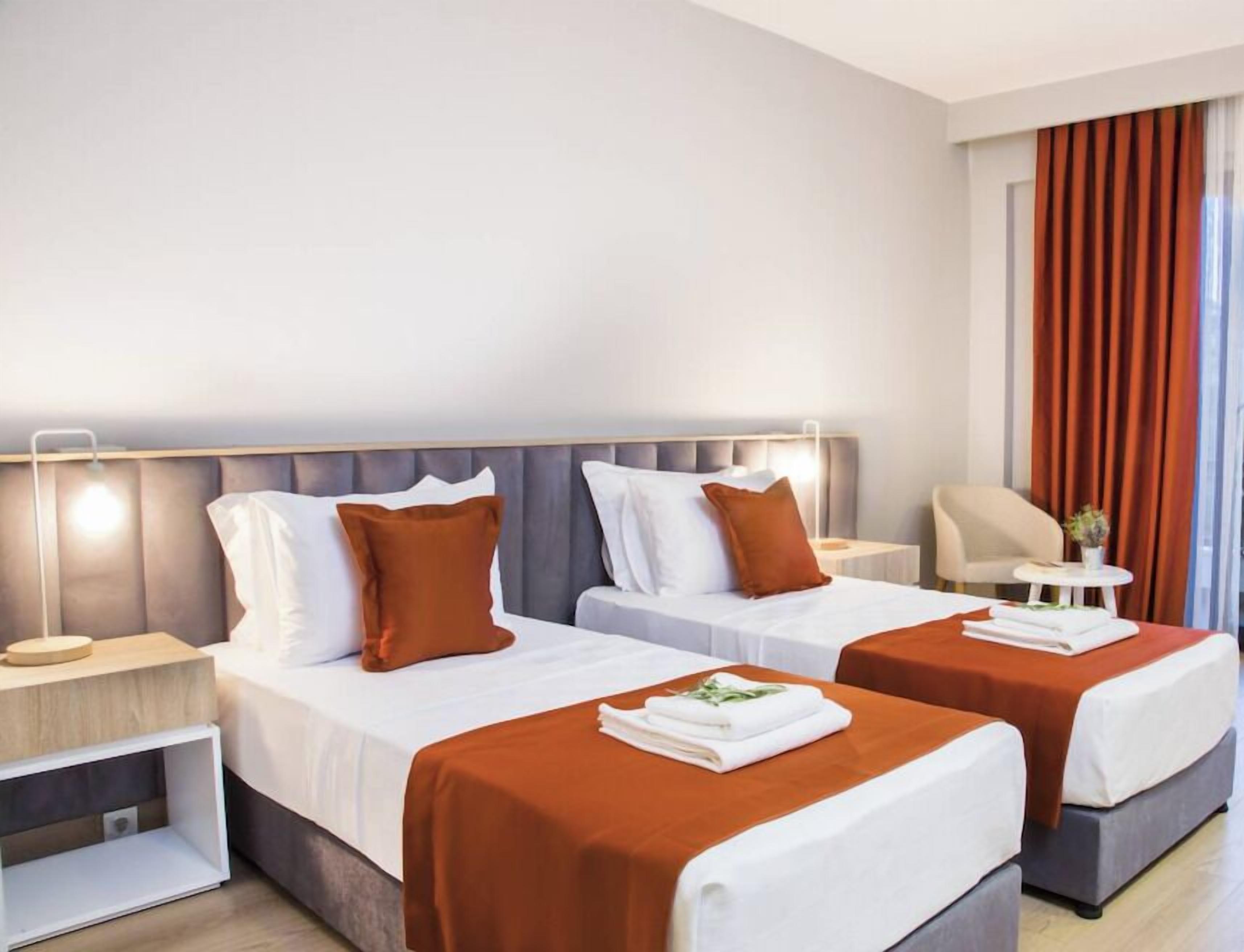 standard twin room, non smoking, pool view | 1 bedroom, minibar, in-room safe, desk