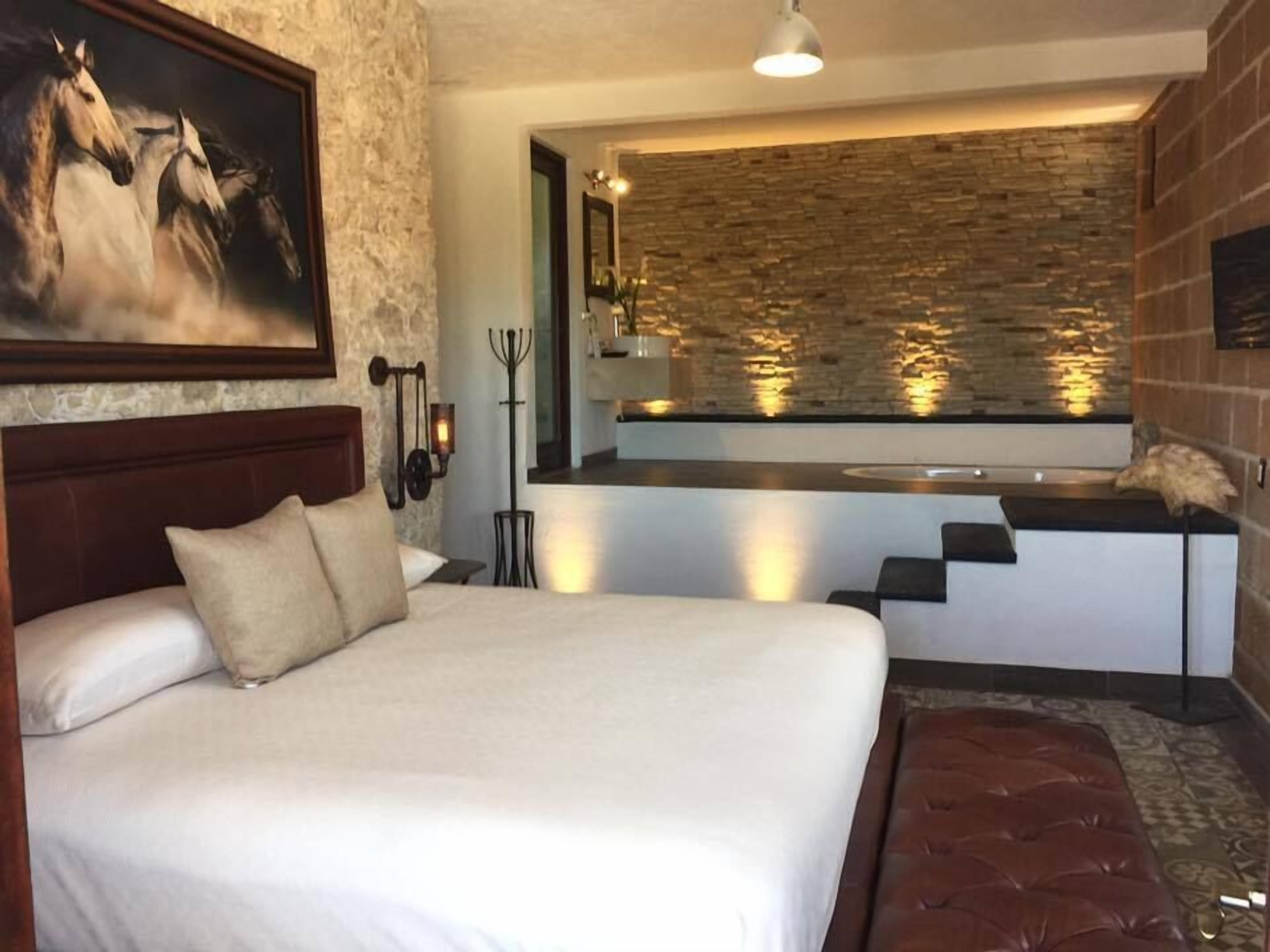 Design Room, Hot Tub | Iron/ironing board, bed sheets