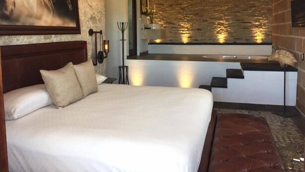 Design Room, Hot Tub | Iron/ironing board (on request), bed sheets - Cabañas Rancho San Jorge (Ezequiel Montes)
