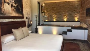 Design Room, Hot Tub | Iron/ironing board, bed sheets