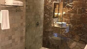 Habitación básica | Regadera en el baño