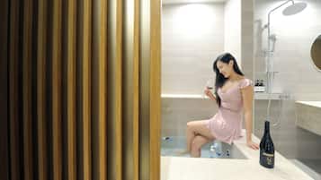 Family Twin Room | Bathroom | Free toiletries, hair dryer, bathrobes, slippers