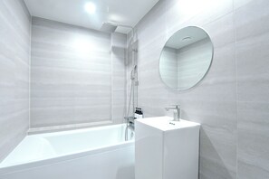 Deluxe kamer | Badkamer | Gratis toiletartikelen, een haardroger, badjassen, pantoffels