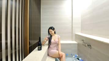 Family Twin Room | Bathroom | Free toiletries, hair dryer, bathrobes, slippers