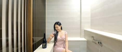 Family Twin Room | Bathroom | Free toiletries, hair dryer, bathrobes, slippers