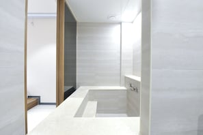 Family Twin Room | Bathroom | Free toiletries, hair dryer, bathrobes, slippers - Brown-Dot Hotel Gwangyang Deokrye (Gwangyang)