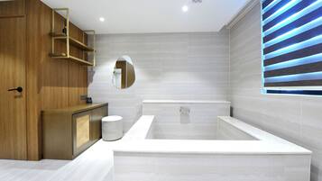 Studio Suite | Bathroom | Free toiletries, hair dryer, bathrobes, slippers