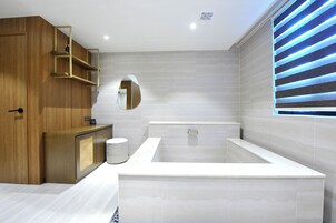 Suite estudio | Baño | Artículos de higiene personal gratuitos, secador de pelo y albornoces