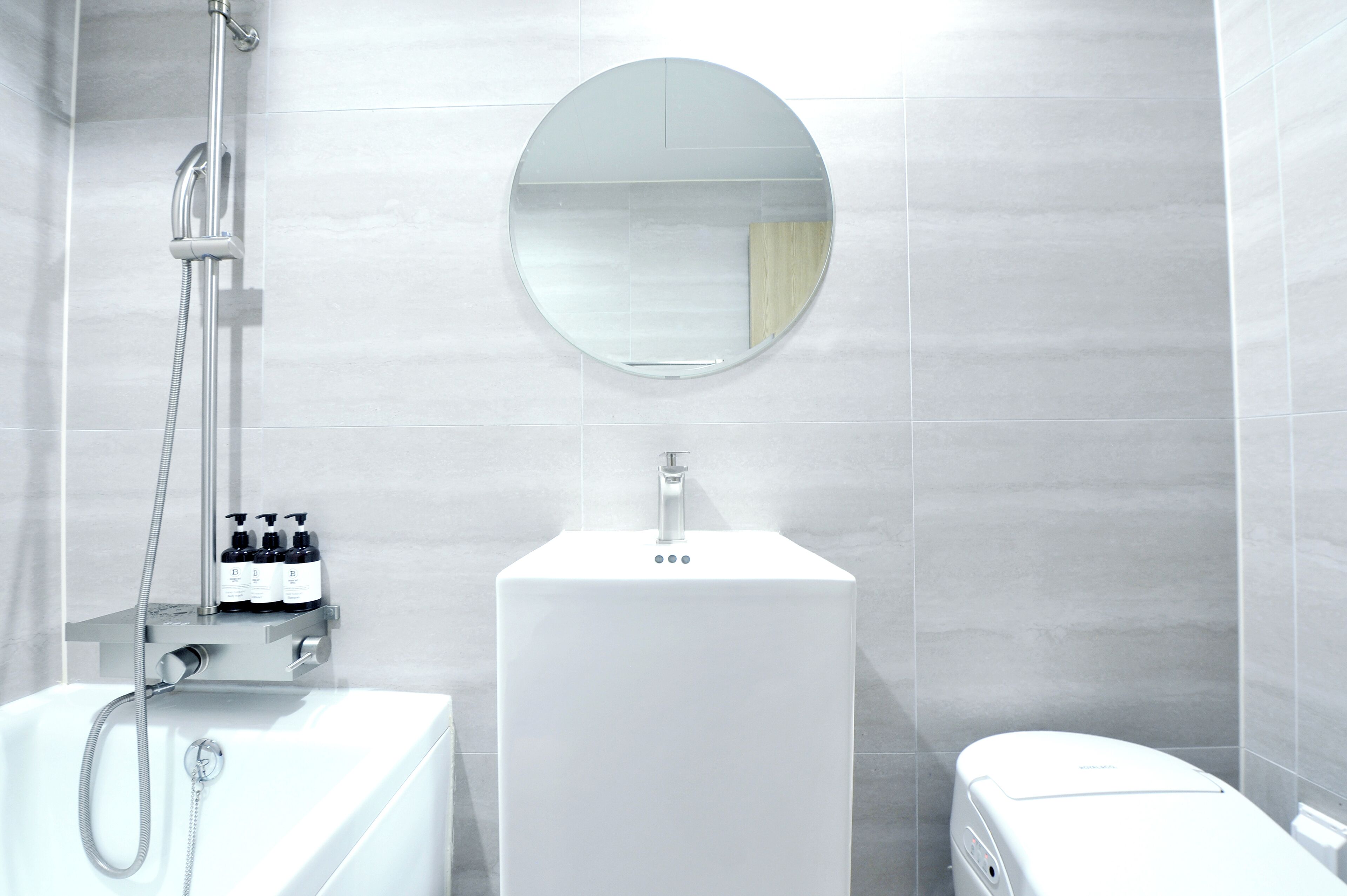 Deluxe Room | Bathroom | Free toiletries, hair dryer, bathrobes, slippers