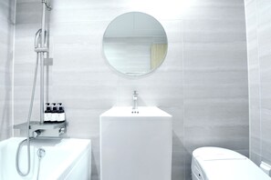 Deluxe Room | Bathroom | Free toiletries, hair dryer, bathrobes, slippers - Brown-Dot Hotel Gwangyang Deokrye (Gwangyang)