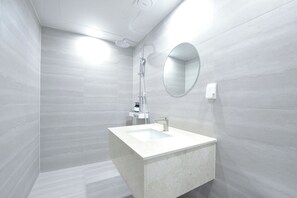 Studiosuite | Badezimmer | Kostenlose Toilettenartikel, Haartrockner, Bademäntel, Hausschuhe