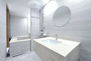 Habitación familiar con 2 camas individuales | Baño | Artículos de higiene personal gratuitos, secador de pelo y albornoces