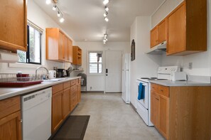 Fridge, microwave, oven, stovetop - Central 2 Bedroom, Stocked Kitchen (Seattle)