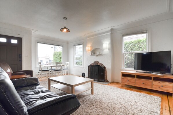 Smart TV, video games, books - Central 2 Bedroom, Stocked Kitchen (Seattle)