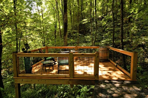 ♥ROMANTIC COTTAGE in a Treehouse setting. Creek/decks. wood-burning stove