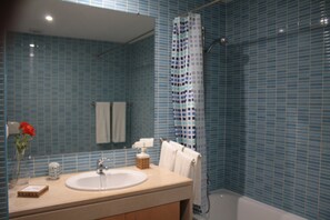 Ensemble douche/baignoire, sĂšche-cheveux, bidet, serviettes fournies