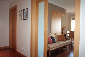 Flat-screen TV, DVD player, books, stereo - Corcovada Apartment Lot 33 with Pool in Albufeira (Albufeira)