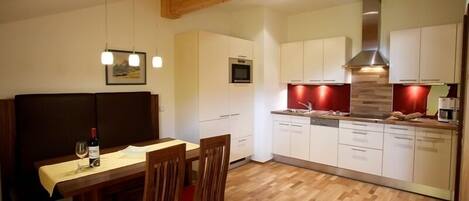 Kühlschrank, Mikrowelle, Herdplatte, Geschirrspüler