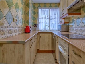 Een koelkast, een microgolfoven, een oven, een vaatwasser