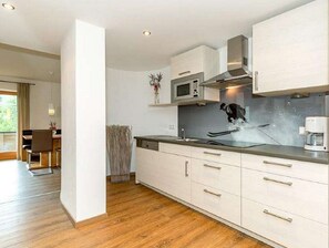 Kühlschrank, Mikrowelle, Herdplatte, Geschirrspüler