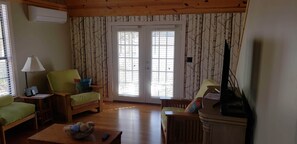 Smart TV, fireplace, DVD player, video library -  Lakefront Cabin near Canton, Ben Wheeler  and Edom (Murchison)