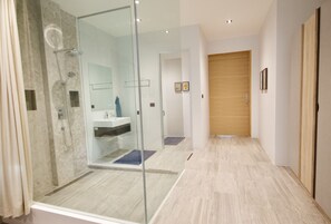 The Summit Private Pool Villa ( Number of bedroom depend of the number of guest booked ) | Bad | Dusj, regndusjhode, hårføner og håndklær