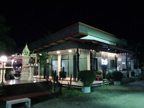 Café da manhã com pratos da culinária local grátis todos os dias